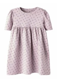 Robe lilas à manches courtes avec une taille froncée et un imprimé coquillage. Tissu doux, encolure ronde et manches bouffantes.