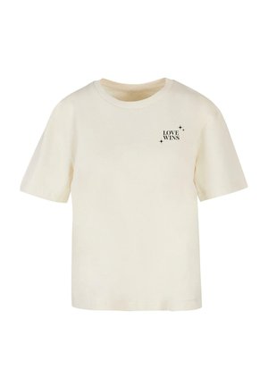 Kridhvid bomulds t-shirt med korte ærmer, der har teksten "LOVE WINS" i sort samt stjerneaccentueringer trykt på forsiden.
