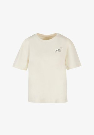 Kremfarget bomull t-skjorte med kort erme, prydet med svart tekst "LOVE WINS" og stjerneakenter trykket foran.