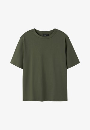 Olivengrønn kortermet t-skjorte laget av myk bomull, med en avslappet passform og rund halsutskjæring samt rett nederkant.