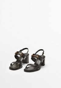Massimo Dutti Korolliset sandaalit - brown