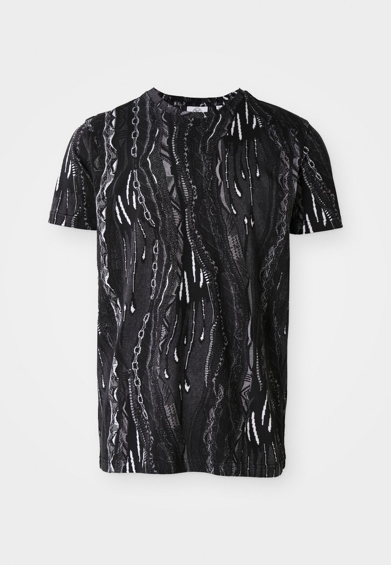 Schwarzes T-Shirt mit kurzen Ärmeln, das ein strukturiertes Muster aus weißen und grauen Linien aufweist, das Ketten ähnelt, mit Rundhalsausschnitt und normaler Passform.