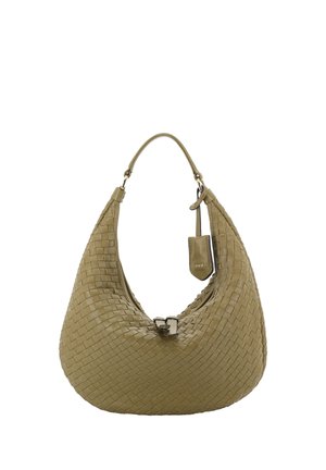 Olivgrüne, gewebte Leder-Hobo-Tasche mit einem einzelnen Riemen und kleinem Lederanhänger, ausgestattet mit einem silberfarbenen Verschluss oben in der Mitte.