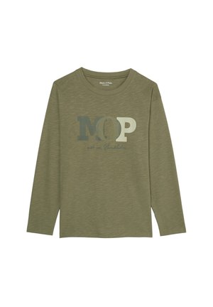 Oliva zelené tričko s dlouhým rukávem z měkké látky, s nápisem "MOP" tučným písmem a "est in Stockholm" v kurzívním fontu.