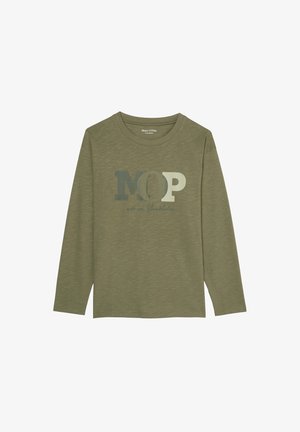 Camiseta de manga larga color verde oliva hecha de tela suave, con la inscripción "MOP" en letras negritas y "est in Stockholm" en una fuente cursiva.