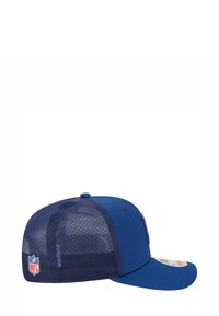 Blaues Baseballcap mit strukturiertem Vorderteil, Netzrücken und einem NFL-Logo an der Seite. Verfügt über einen gebogenen Schirm und ein abgestimmtes Farbschema.