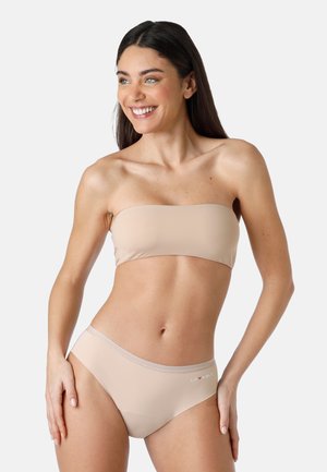 Top bikini color beige a fascia, con una texture liscia e senza spalline. Parte bassa del bikini a vita bassa con un logo sottile in vita e banda elastica.