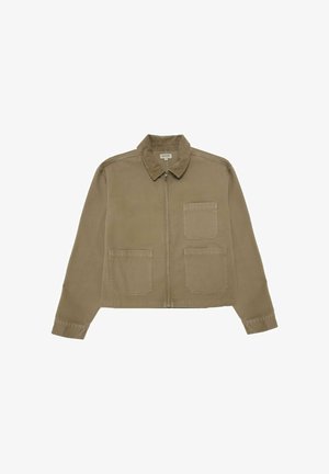 Khaki jas met een kraag, ritssluiting aan de voorkant en twee voorzakken. Gemaakt van gladde stof met zichtbare stiksels en een losse pasvorm.