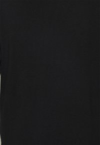 Svart stickad tröja, rund halsringning, ribbat mönster, normal passform. Mjuk tyg med en slät yta, inga synliga mönster eller detaljer.