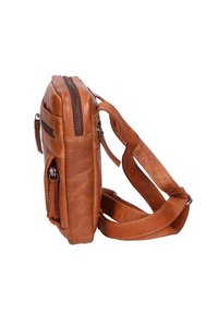 Borsa a tracolla in pelle marrone con una texture liscia, chiusure zip e una tracolla regolabile. Presenta numerosi taschini esterni con zip.
