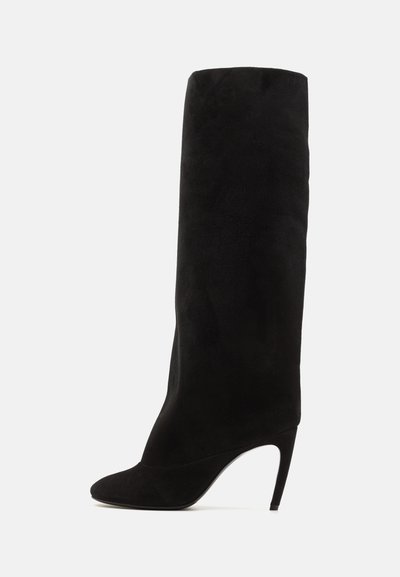 Melnas zamšīgas augstas līdz ceļiem zābaki ar norādītu purngalu un stiletto papēdi. Gluda tekstūra ar pieguļošu siluetu un bez redzamām detaļām vai akcentiem.