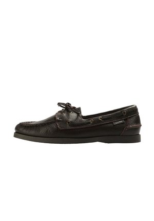 Zapato de barco de cuero negro con un acabado texturizado, costuras rojas contrastantes, diseño de cordones y suela de goma plana.