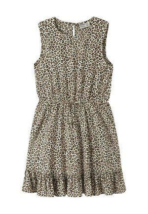 Robe beige sans manches avec taille froncée et ourlet à volants, présentant un imprimé léopard marron et noir sur toute la surface.