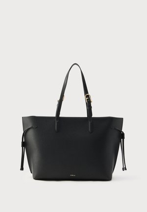 Melnas ādas tote soma ar strukturētu virsmu, diviem rokturiem un auklas detaļām. Vienkāršs dizains ar logotipu pie pamatnes.