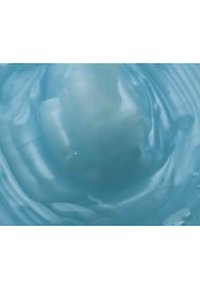 Une substance crémeuse bleu clair avec une texture lisse, enroulée délicatement, présentant une finition brillante et homogène. Aucun élément particulaire visible.