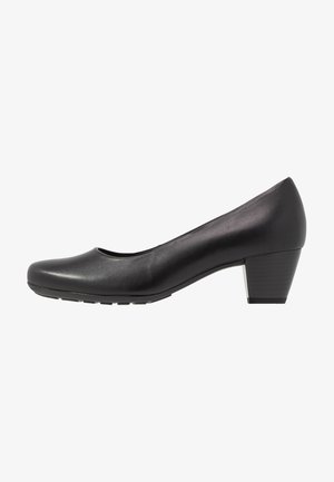 Escarpin en cuir noir avec un bout rond, un petit talon carré et une texture lisse. Présente un design épuré et simple avec un léger éclat.