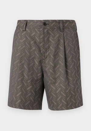 Grå shorts med et subtilt fiskebensmønster som har lysebrune og gule diagonale linjer, knappelukking og beltehemper.