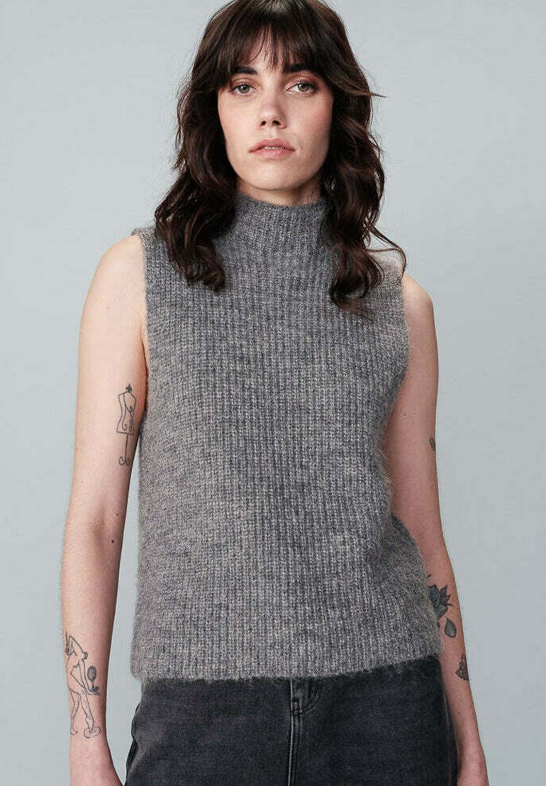 Grijze mouwloze sweater met geribbelde textuur, hoge hals en een relaxte pasvorm. De stof lijkt zacht, met een subtiele glans en nette randen.