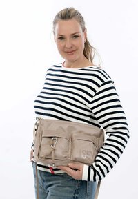 Borsa a tracolla beige realizzata in materiale testurizzato, con due tasche frontali, hardware argento e tracolla removibile.