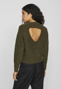 VILA RÜCKENFREIER - Pulover - ivy green