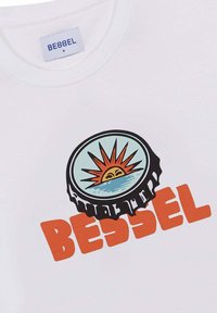 Camiseta blanca de algodón con un gráfico redondo de un atardecer dentro de una tapa de botella, con "BESSEL" impreso en letras naranjas en negrita debajo.