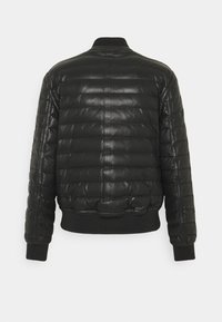 Svart läderpuffjacka med kviltad design, ribbade manschetter och krage samt en figursydd midja i nederkant.