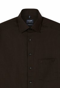 Donkerbruin, textuur voorzien overhemd met een moderne pasvorm. Bevat een omgeslagen kraag, een enkele borstzak en zwarte knopen.