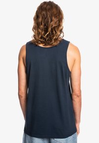 Navyblå linne med avslappnad passform, tillverkat av mjuk bomull. Har rundad halsringning och en ren, enkel design utan mönster.