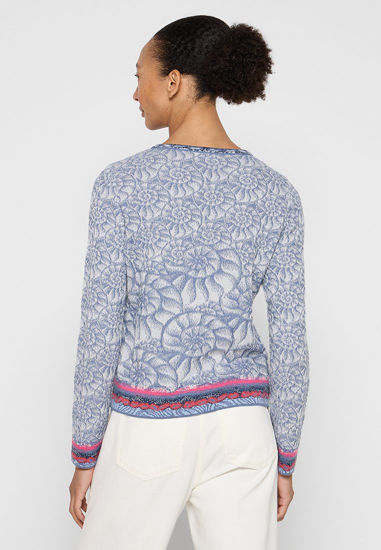 Pull bleu à motif avec un design floral, présentant une finition texturée et une bande d'accent colorée au niveau de l'ourlet et des poignets.
