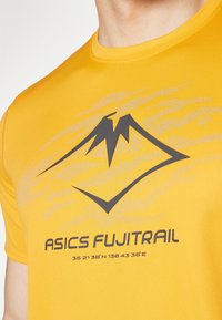 ASICS FUJITRAIL LOGO TOP - Camiseta estampada - fellow yellow/mantle green/graphite grey