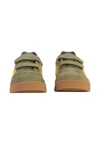 Sneakers verde in suede con accenti gialli e due fasce in velcro; suola in gomma con una finitura marrone texturizzata; punta arrotondata.
