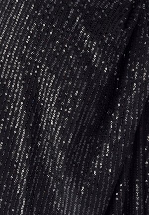 Černá tkanina se svislými proužky drobných lesklých stříbrných flitrů, vytvářející texturovaný, reflexní povrch. Měkký a pružný materiál.