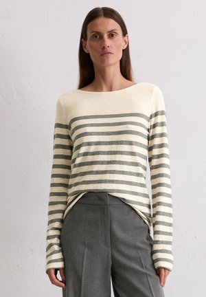Lange mouwen gestreepte top in roomwit en grijs, met een bootnek en een ontspannen pasvorm. Gecombineerd met op maat gemaakte grijze broek.