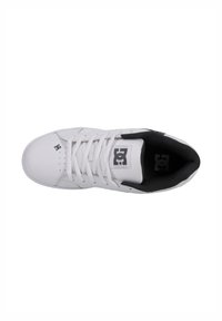 Witte leren sneaker met zwarte textiele voering, voorzien van platte veters, geperforeerde details op de neus en een logo aan de zijkant.