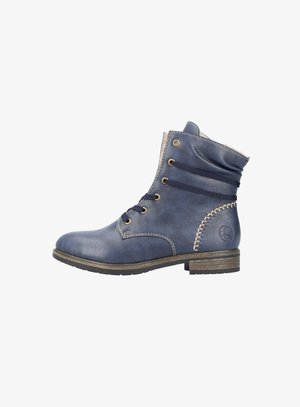 Bottines bleues en cuir synthétique avec un laçage à l'avant, des œillets en or et des coutures décoratives. Petit talon carré, semelle texturée solide.
