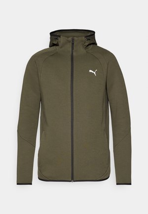 Olivengroene hooded zip-up met een hoge kraag, zwarte accenten en een wit logo op de linkerborst. Gemaakt van een gladde, gestructureerde stof.