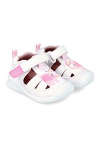 Sandalias blancas para niños con acentos rosas, que presentan una correa de velcro, laterales recortados y diseños de animales bordados en la puntera. Suelas de goma.