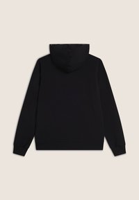 Sudadera con capucha negra de textura suave. Presenta una capucha con cordón y puños acanalados. Diseño simple y minimalista sin logotipos visibles.
