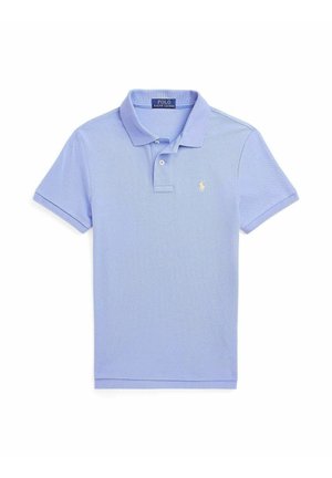 Jasnoniebieska koszulka polo z krótkim rękawem, kołnierzykiem, dwoma guzikami i małym wyszywanym logo na lewej piersi.