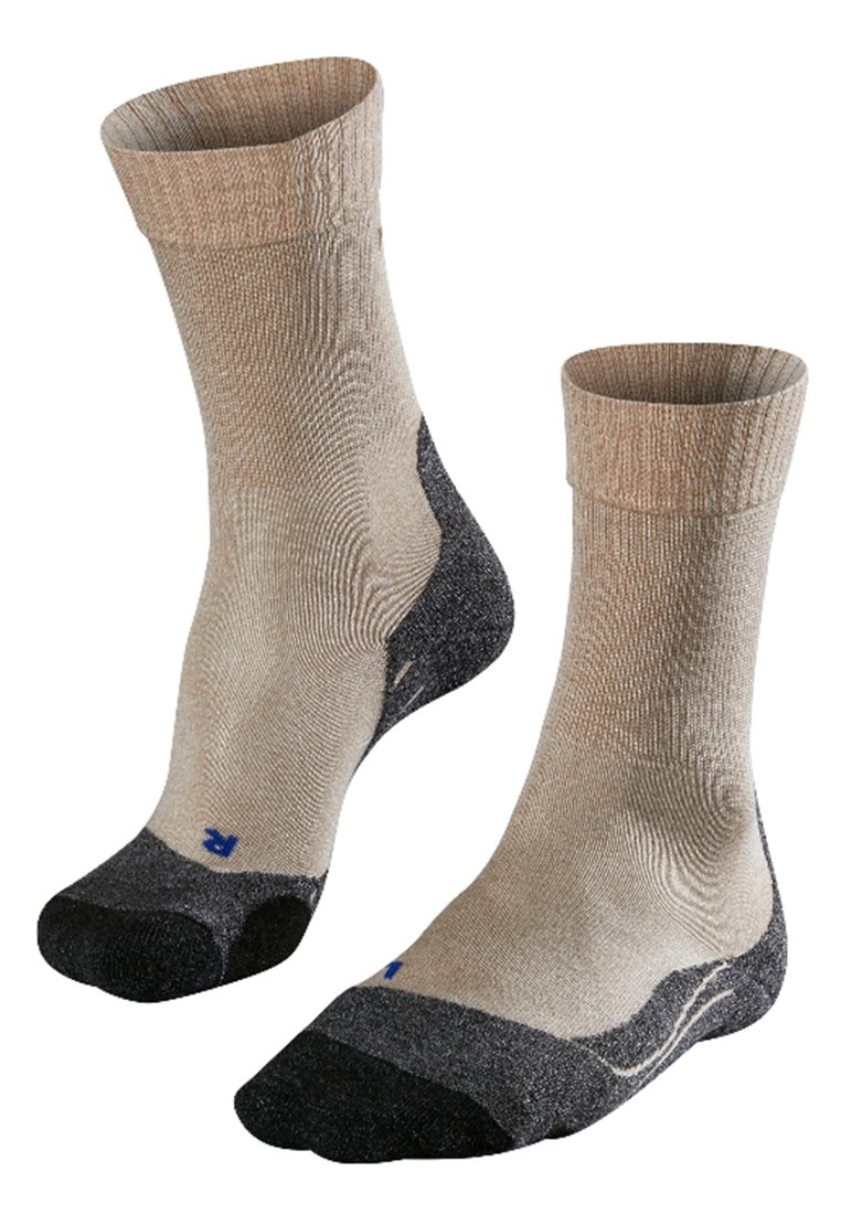 Calcetines beige y negros con puntera y talón reforzados, puño acanalado, textura suave y un logo azul en el lateral.