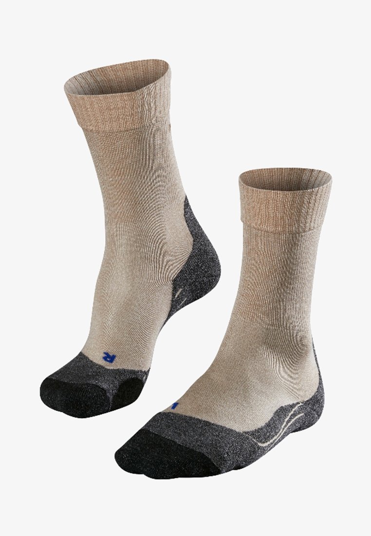 Calcetines beige y negros con puntera y talón reforzados, puño acanalado, textura suave y un logo azul en el lateral.