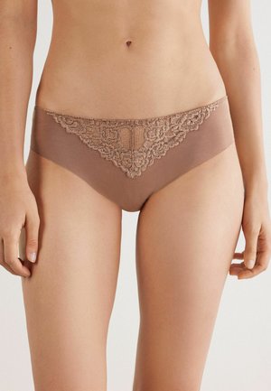 Lichtbruine panties met kantafwerking en een gladde, rekbare textuur. Het kant aan de voorkant heeft bloemenpatronen en creëert een duidelijke V-vorm.