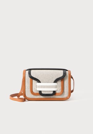 Tasche in Tan und Creme im Crossbody-Stil mit Vorderseite aus strukturiertem Stoff, schwarzen Lederelementen und weißen Streifen. Verstellbarer Schultergurt inklusive.