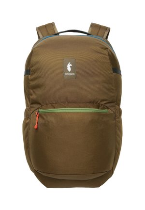 Brauner Rucksack mit gepolsterten Schultergurten, grünen Reißverschlussakzenten und einem Logo-Patch. Glatte Stoffoberfläche mit einem eleganten, kompakten Design.
