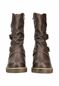 Botas de tobillo marrones, holgadas, con detalles de hebillas de metal, material sintético texturizado y suelas de goma. Cuentan con un cierre de cremallera lateral.