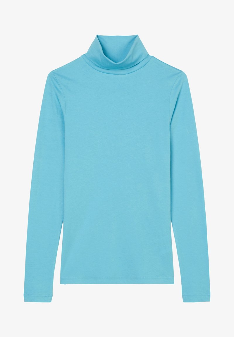 Camisa de cuello alto de manga larga en color azul claro, hecha de una tela suave. Presenta una silueta ajustada y un cuello alto doblado.