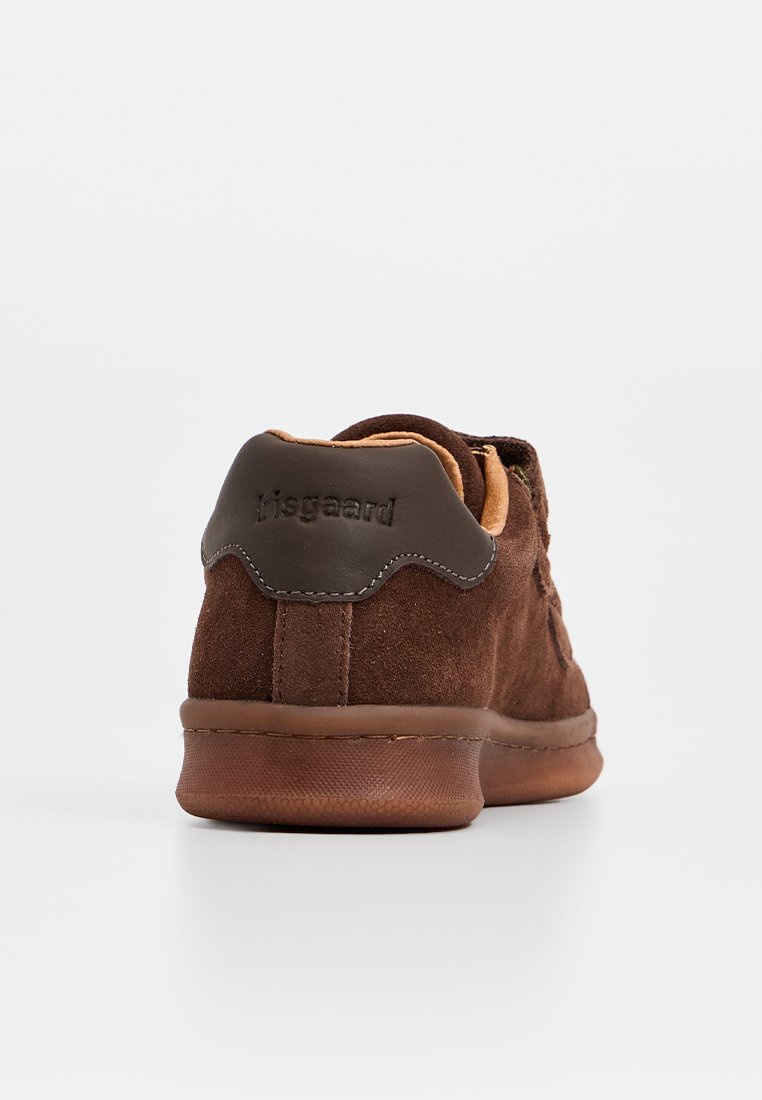 Braune Wildledersneaker mit Gummisohle, ausgestattet mit einem abgerundeten Haken und einem geprägten Logo in kontrastierender Farbe an der Ferse.