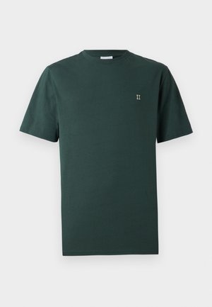 Donkergroen katoenen T-shirt met een ronde hals, korte mouwen en een klein gouden "II" logo op de linkerborst. Glad oppervlak.