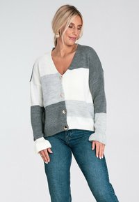 Sweter w paski z szarego, białego i jasnoszarego dzianiny, z dekoltem w kształcie litery V, zapięciem na guziki oraz prążkowanymi mankietami o miękkiej fakturze.