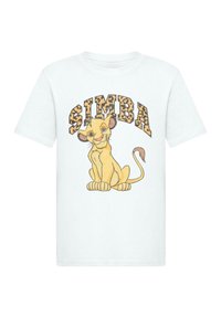Witte katoenen t-shirt met een cartoonillustratie van een leeuwenkub, de tekst "SIMBA" in luipaardprint en een eenvoudig rondvormig ontwerp.